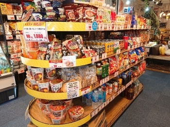 人気のお菓子やお買い得商品がたくさん並んでいます！「Loft shop BOXES」
