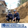 測量中の河村雄大さん「社員紹介PART3【村上市の土木・排水給水・外構工事はニノケンへ】」