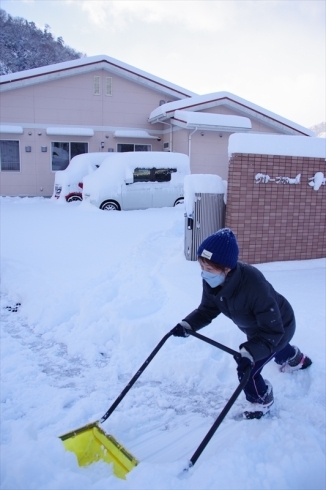 スタッフは雪かきに追われました。「この冬２度目の本格的な雪が降りました。」