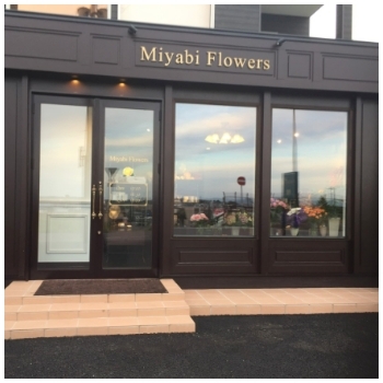 花の美しさだけでなく、窓に映る風景の美しさもお楽しみ頂けます「Miyabi Flowers」
