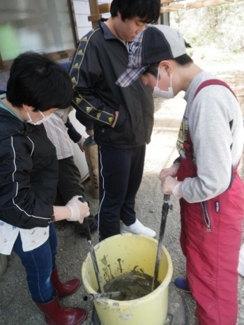 セメント液を練っています