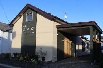 住宅街にある2階建ての施設です。裏に広々駐車場も完備。「高田ファシリティーズ株式会社」