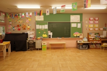 広い教室内には、子どもたちの掲示物がならびます！「古和釜幼稚園」