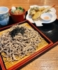 人気メニューの1つ「ざるそば天ぷらセット」。「坂口や」