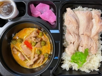 「タイ風とりめし野菜スープ付き」のお弁当
見た目も華やかです！「タイ料理 クゥンクワン」