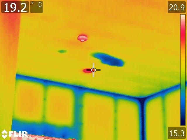 赤外線カメラで撮影した室内天井の写真です「【雨漏りでお困りの方へ】～外壁塗装専門店のユウマペイント船橋店～」