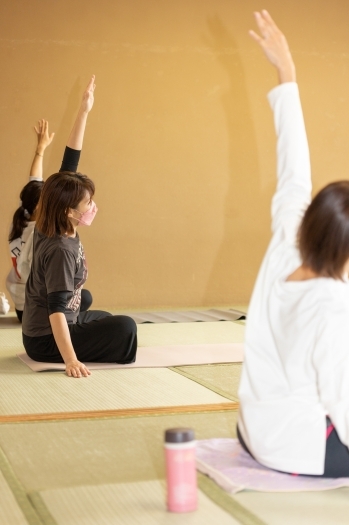 深く呼吸しながら、気持ちよい伸びを感じて体を動かします。「Seiko yoga」