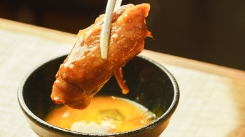 和牛の旨味が楽しめる焼きすき　卵に通して召し上がれ♪「肉バルKotoHogi」