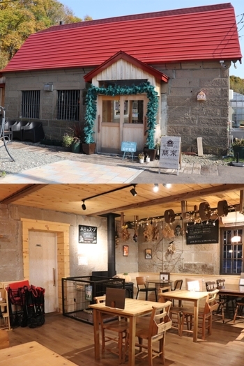 印象的な赤い屋根と、島松軟石と木が調和した温かみのある空間「農家カフェ蔵楽」