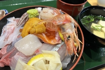 人気の海鮮丼の他、寿司や刺身盛り合わせ、弁当やオードブルも！「海鮮居酒屋 こじろう」