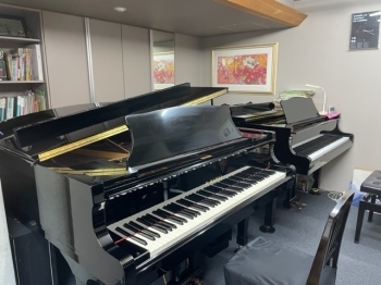グランドピアノが2台並ぶゆったりとした空間です「橋本さとみ音楽教室」