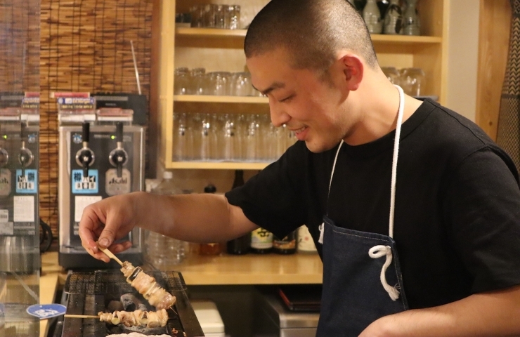 「やきとり のぶ」炭火で一本一本丁寧に焼き上げます。