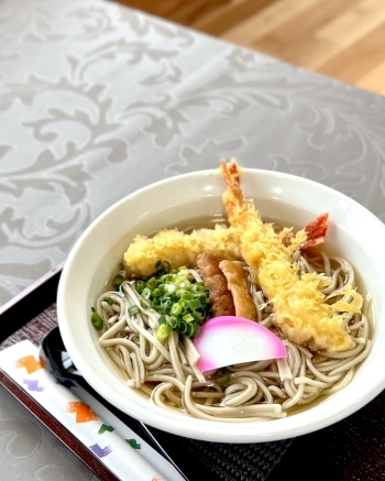 人気の天ぷら蕎麦。海老天2本で縁起の良い『入り』の文字。「そば処ふじ」