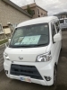 「白いダイハツ軽バンが中古車として入庫！外装の特徴と現場の雰囲気をご紹介」