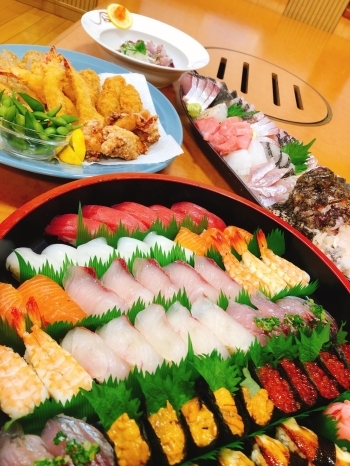 刺身や寿司の盛り合わせ！
テイクアウトも人気です！「スーパー回転寿司 ミラクルあおば」