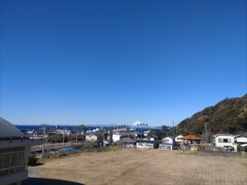 屋上より。冬の晴れた日は富士山を見ることができます「旧金谷小学校」