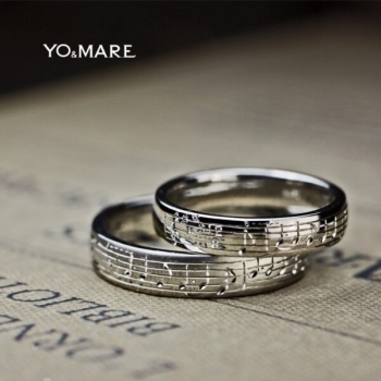 ふたりのオリジナルソングを描いた結婚指輪「YO＆MARE - ヨーアンドマーレ柏」
