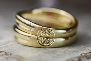 結婚指輪を重ねると「両家の家紋」が浮かび上がるデザイン「YO＆MARE - ヨーアンドマーレ柏」