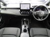 先進機能が充実した車内空間「令和7年式！カローラツーリングHV入庫！スポーティな内外装と走行4,260km！」