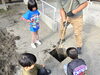 水路の砂の掻き出しです「園庭の柿の収穫」