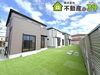 焼津市塩津A号棟🏠庭「【内覧出来ます✨】焼津市塩津Ａ号棟🏠駐車３台🚗焼津西小・焼津中エリア🏫人工芝＋目隠しフェンス▽ワイドバルコニー▽浴室換気乾燥暖房機▽全３棟▽焼津市の家探し・土地情報も地域密着の不動産の39へお任せください🐰🏠」