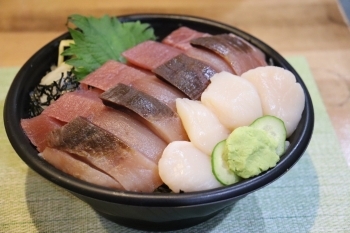 コスパ抜群！【3食勝手丼】は好きなネタを3つお選び頂けます！「炭火焼き居酒屋丼と恋 元祖でか盛り海鮮問屋千歳店」