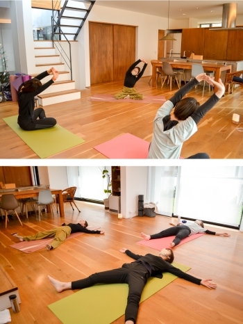 「シャバーサナ」で心身を緩めリラックス。「yoggy yoga」