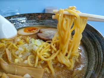 味噌ラーメンには味玉が入ります。「麺屋 香大」