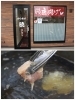 イートインスペースあり（上）薄い衣が特徴です（下）「からあげ 暁（あかつき）」