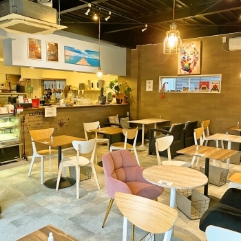 どちらの席に座られても映える写真が撮れるような照明を用意☆「CafeRob（カフェロブ） 加古川店」