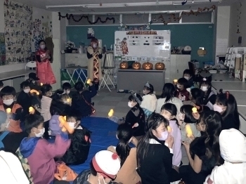 ハロウィンなどでのイベントでは、学年の垣根を超えた交流も「Kids English Club（キッズイングリッシュクラブ）」