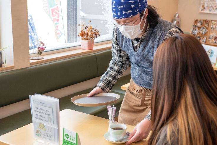 「Cafeまるしぇ塩梅屋」光溢れるコミュニティカフェに集い楽しむ絶品ドリンク＆デザート