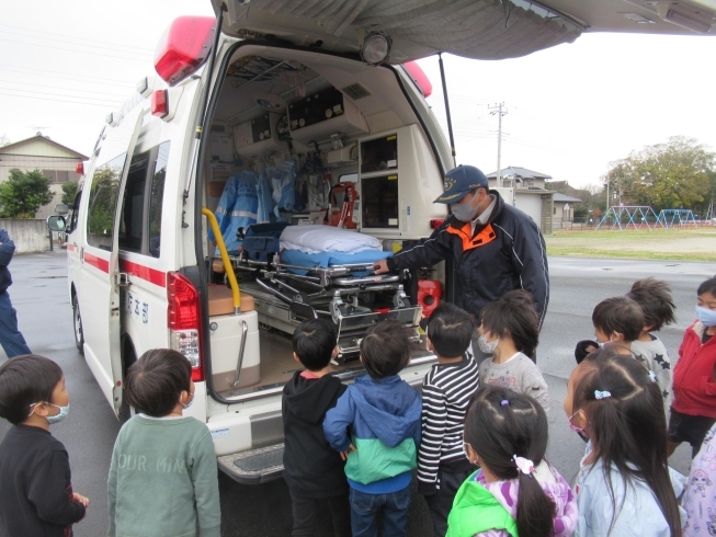 救急車の中に興味津々な子供たち「総合避難訓練・読み聞かせキャラバン隊」