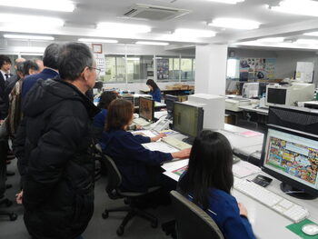 コンピューター室では印刷前の様々な<br>シミュレーションによるデザイン企画<br>がなされています。
