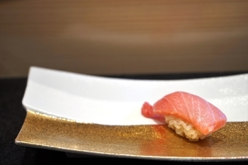 寿司は握りたてを味わっていただくため、1貫ずつご提供します「鮨まさひろ」