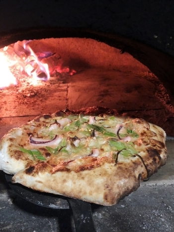 石窯で丁寧に焼き上げたピザもおススメです！「Restaurant Hutte ヒュッテ」