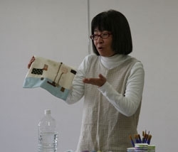 講師の菊川のりこ先生です。<br>（グラフィックデザイナー・立体イラストレーター）<br>