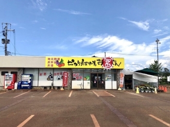 店頭の販売機、三田さんのハンバーグとメンチカツもぜひ！「ピカリ産直市場お冨さん神林店」