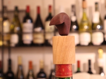 ワイン帽の例
色々な形のものをデザイナーに作ってもらいました「ワインとワイン帽の店 SANTO CAPPELLO」