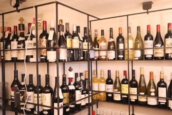 店主こだわりのワイン達
ワイン帽を被ったボトルもチラホラ「ワインとワイン帽の店 SANTO CAPPELLO」