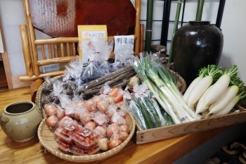 新鮮な季節の野菜も100円というお手頃価格で販売♪「農家カフェ しあわせ時間」