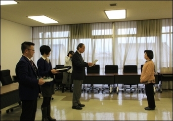 中田市長より、表彰状が渡されます。