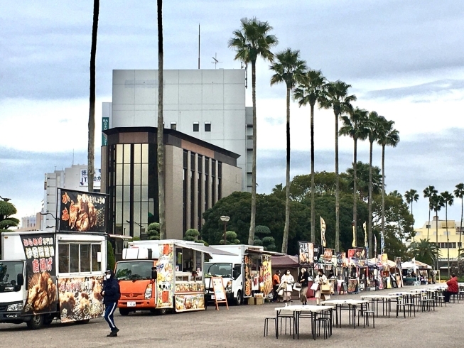 「本日4日(日)もセントラルカレーの販売は、藍場浜公園で開催の郷土フェスに出店です。FC徳島ファン感謝祭合同開催‼︎　※ビンゴ大会でスタンプラリー対象店」