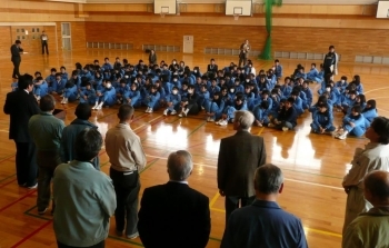 平間中・体育館での生徒にて生徒に講師を紹介