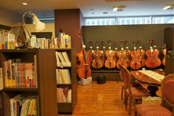 【船橋本店】弦楽器教室・販売・修理は全て2階で行っております「伊藤楽器 弦楽器工房」