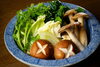 「涼やかな風を感じる季節に、旬の野菜ときのこを味わう温かな鍋料理」