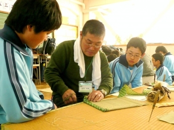 講師の針の使い方を見つめる生徒たち