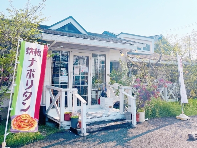 「ろくえん 北部店」お花に囲まれた店内で、ゆったりとくつろげるカフェです