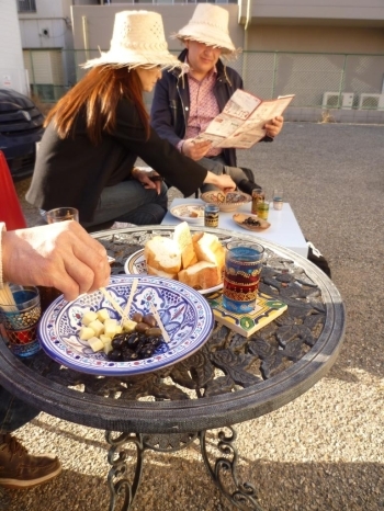 バルメニューはチュニジアワインとチーズとパンたくさんとオリーブペースト！