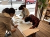 スタッフと一緒に作ります‼️「本日　壁紙パネルつくり教室やってます！【北習志野駅徒歩7分 北欧雑貨を扱うお店、壁紙専門店】」